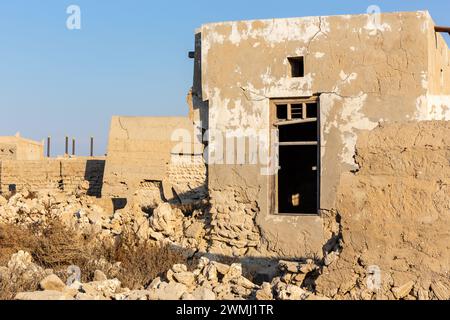 Ruiné abandonné Al Jazirah Al Hamra ville hantée à Ras Al Khaimah, Émirats arabes Unis, avec des bâtiments démolis. Banque D'Images