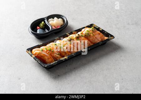 Ventre de saumon, sushi, sashimi de thon, thon, crevettes, assortiment, sauce soja crevettes, sauce soja, oeuf, tofu, tataki, wagyu, mayonnaise Banque D'Images