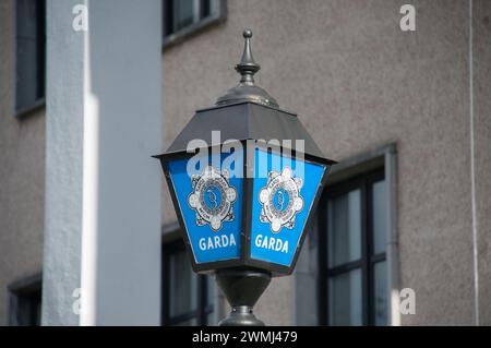 Un panneau de lampe devant la gare de Garda, Cork City. Irlande Banque D'Images