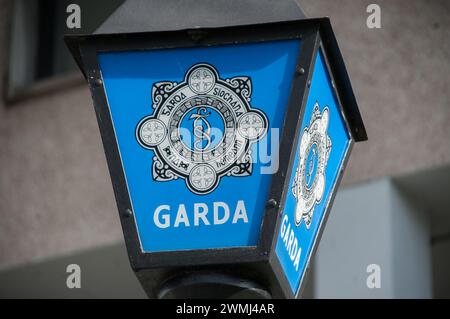 Un panneau de lampe devant la gare de Garda, Cork City. Irlande Banque D'Images