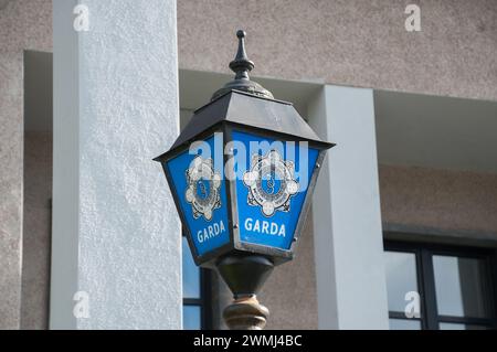 Un panneau de lampe devant la gare de Garda, Cork City. Irlande Banque D'Images