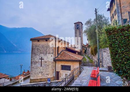 Le point de vue panoramique sur le lac de Lugano et l'église Chiesa di San Vigilio, Gandria, Suisse Banque D'Images