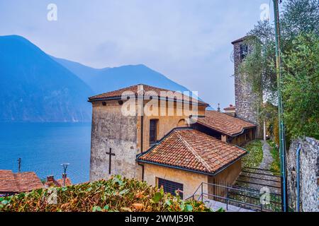 Le point de vue panoramique sur le lac de Lugano et l'église Chiesa di San Vigilio, Gandria, Suisse Banque D'Images