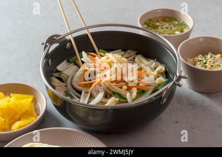 Pieds de poulet sautés, soupe de calmars, jjjamppong, tofu de porc épicé kimchi sauté boule de riz cartilage sautés plat coréen Banque D'Images