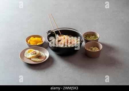 Pieds de poulet sautés, soupe de calmars, jjjamppong, tofu de porc épicé kimchi sauté boule de riz cartilage sautés plat coréen Banque D'Images