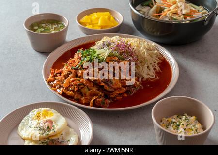 Pieds de poulet sautés, soupe de calmars, jjjamppong, tofu de porc épicé kimchi sauté boule de riz cartilage sautés plat coréen Banque D'Images