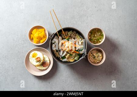 Pieds de poulet sautés, soupe de calmars, jjjamppong, tofu de porc épicé kimchi sauté boule de riz cartilage sautés plat coréen Banque D'Images