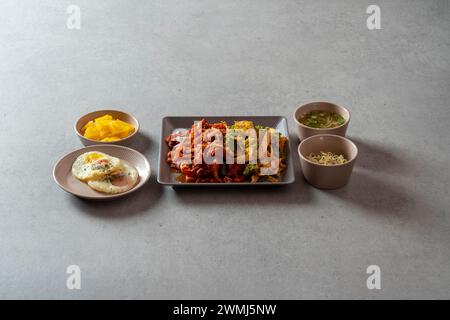 Pieds de poulet sautés, soupe de calmars, jjjamppong, tofu de porc épicé kimchi sauté boule de riz cartilage sautés plat coréen Banque D'Images