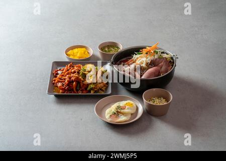 Pieds de poulet sautés, soupe de calmars, jjjamppong, tofu de porc épicé kimchi sauté boule de riz cartilage sautés plat coréen Banque D'Images