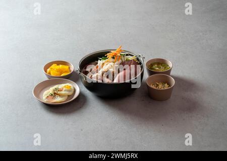 Pieds de poulet sautés, soupe de calmars, jjjamppong, tofu de porc épicé kimchi sauté boule de riz cartilage sautés plat coréen Banque D'Images