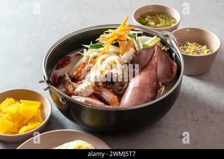 Pieds de poulet sautés, soupe de calmars, jjjamppong, tofu de porc épicé kimchi sauté boule de riz cartilage sautés plat coréen Banque D'Images