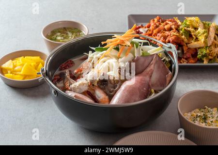 Pieds de poulet sautés, soupe de calmars, jjjamppong, tofu de porc épicé kimchi sauté boule de riz cartilage sautés plat coréen Banque D'Images