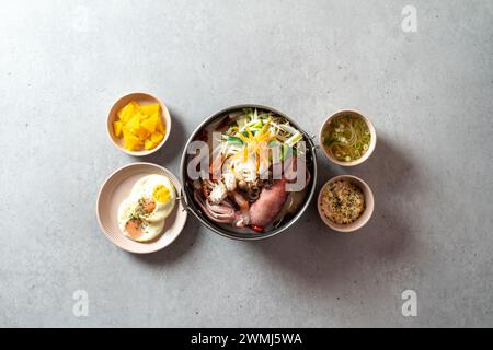 Pieds de poulet sautés, soupe de calmars, jjjamppong, tofu de porc épicé kimchi sauté boule de riz cartilage sautés plat coréen Banque D'Images