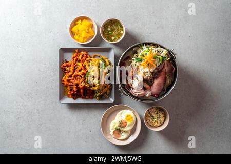 Pieds de poulet sautés, soupe de calmars, jjjamppong, tofu de porc épicé kimchi sauté boule de riz cartilage sautés plat coréen Banque D'Images