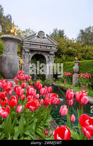 Les fontaines élégantes et l'eau sont connues sous le nom de fontaine Arun dans le jardin d'Earl Colllector, Arundel Castle Gardens, West Sussex, Angleterre, Royaume-Uni Banque D'Images