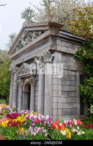 Temple en bois dans le Collector Earl's Garden, Arundel Castle Gardens, West Sussex, Angleterre, Royaume-Uni, avec un spectacle glorieux de tulipes qui l'entourent. Banque D'Images