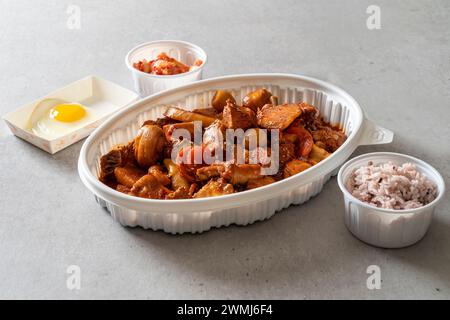 La poulet épicé braisé avec charbon Bulgogi boîte à lunch poulet braisé épicé Banque D'Images