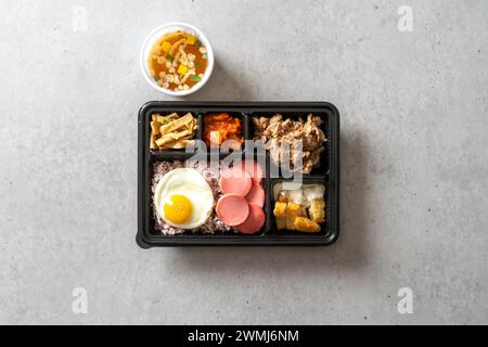 La poulet épicé braisé avec charbon Bulgogi boîte à lunch poulet braisé épicé Banque D'Images