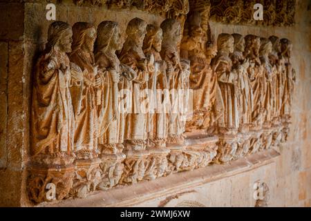 Frises sculpturales gothiques, Christ en majesté entouré par les Tetramorphe et flanqué par les douze apôtres, Pisón de Castrejón, Palencia, Espagne Banque D'Images