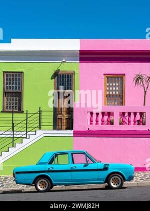 Voiture ancienne dans le quartier historique de Bo-Kaap, Cape Town, Afrique du Sud. Banque D'Images