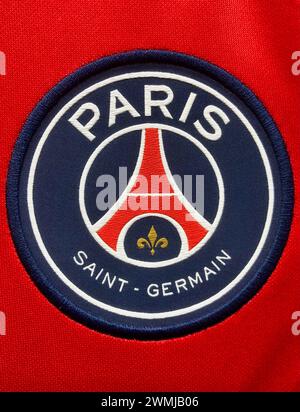 Vue du logo du Paris Saint-Germain Football Club, sur un maillot garçon. Photographie prise à Flers, Normandie, France, le lundi 26 février, 2024. Banque D'Images