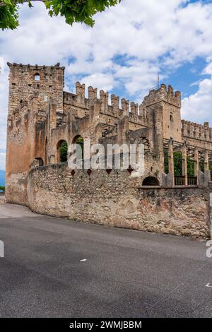 Vue du château de Scaliger près de Torri del Benaco en Italie. Banque D'Images