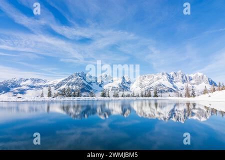 Chaîne de montagnes Wilder Kaiser, étang Astbergsee, neige qui va am Wilden Kaiser Wilder Kaiser montagnes Tirol, Tyrol Autriche Banque D'Images