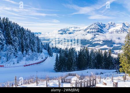 Vue sur la chaîne de montagnes Wilder Kaiser, montagne Astberg, remontée mécanique, skieur, neige allant am Wilden Kaiser Wilder Kaiser montagnes Tyrol, Tyrol Austr Banque D'Images