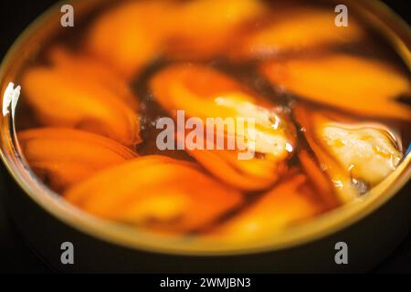 Vue rapprochée d'une boîte de Mejillones épicées en escabeche Banque D'Images