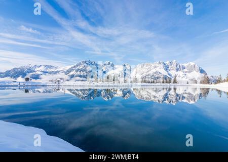 Chaîne de montagnes Wilder Kaiser, étang Astbergsee, neige qui va am Wilden Kaiser Wilder Kaiser montagnes Tirol, Tyrol Autriche Banque D'Images
