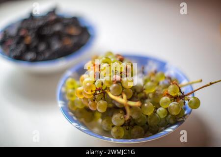 Une vue rapprochée montrant un contraste entre les mûres mûres et les raisins. Banque D'Images