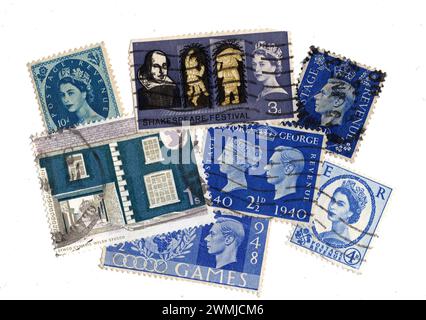 Un montage de timbres-poste pré-décimaux vintage bleus du Royaume-Uni isolés sur fond blanc. Banque D'Images