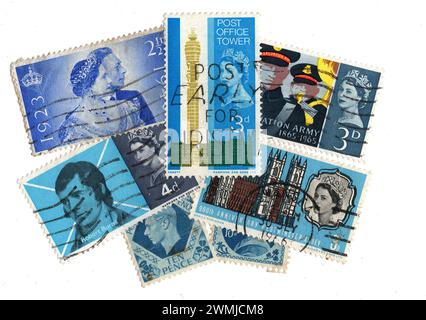 Un montage de timbres-poste pré-décimaux vintage bleus du Royaume-Uni isolés sur fond blanc. Banque D'Images