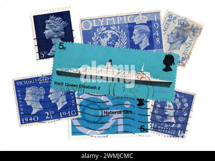 Un montage de timbres-poste pré-décimaux vintage bleus du Royaume-Uni isolés sur fond blanc. Banque D'Images