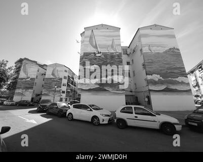 Peintures murales 'Mar de Regatas' de José Fernández Ríos sur les façades de la zone urbaine résidentielle de Fuengirola, Málaga, Espagne. Banque D'Images