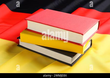 Apprendre une langue étrangère. Différents livres sur le drapeau de l'Allemagne Banque D'Images