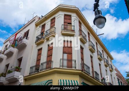 Bâtiments historiques d'angle sur Calle Mercaderes Street à Amargura St dans la vieille Havane (la Habana Vieja), Cuba. La vieille Havane est un site du patrimoine mondial. Banque D'Images