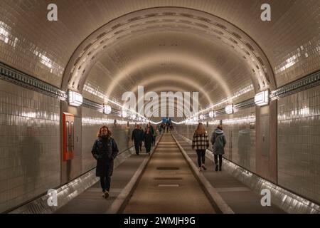 Der Alte Elbtunnel an den Landungsbrücken à Hambourg. Er wurde 1911 chez Betrieb Genommen. Die Tunnelröhre ist 426,5 mètres lang. Die Wasserhöhe über der Sicherungsplatte beträgt 12 mètres. *** Le vieux tunnel de l'Elbe à la Landungsbrücken à Hambourg il a été mis en service en 1911 le tube du tunnel mesure 426,5 mètres de long la hauteur de l'eau au-dessus de la plaque de sécurité est de 12 mètres Banque D'Images