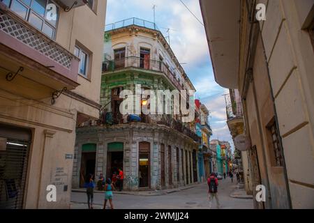 Bâtiments historiques sur Calle Aguacate Street sur Calle Lamparilla Street dans la vieille Havane (la Habana Vieja), Cuba. La vieille Havane est un site du patrimoine mondial. Banque D'Images