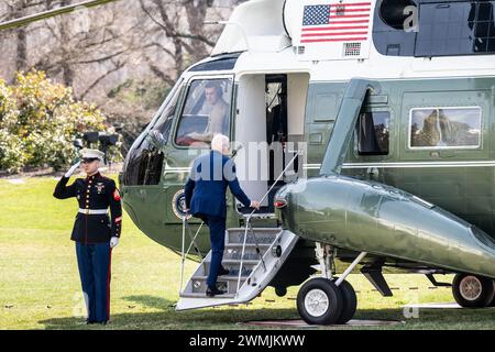 Washington, États-Unis. 26 février 2024. Le président Joe Biden embarque sur Marine One pour commencer son voyage de la Maison Blanche à New York. (Photo de Michael Brochstein/Sipa USA) crédit : Sipa USA/Alamy Live News Banque D'Images