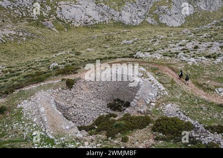 Cases de neu, gisement fouillé à la fin du XVIIe siècle après JC. C., contreforts du puig d'en Galileu, Escorca, Majorque, Îles Baléares, Espagne Banque D'Images