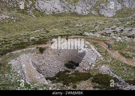 Cases de neu, gisement fouillé à la fin du XVIIe siècle après JC. C., contreforts du puig d'en Galileu, Escorca, Majorque, Îles Baléares, Espagne Banque D'Images