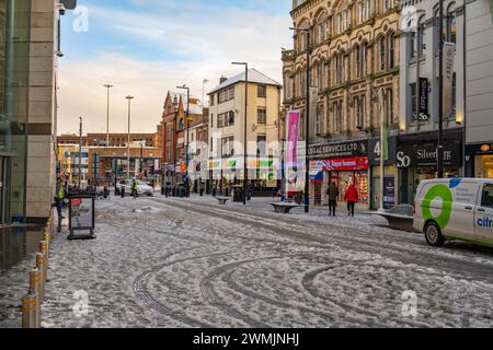 Je regarde Whitechapel à Liverpool par un matin d'hiver enneigé Banque D'Images