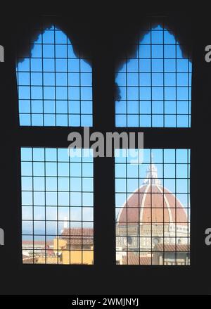 07-11-2013 Florence, Italie - L'époustouflante cathédrale de Florence et le dôme de Brunelleschi vus à travers une fenêtre du Palazzo Vecchio Banque D'Images