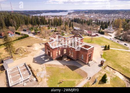Vue aérienne de dessus aux ruines de Yakkima kircha (église) qui aujourd'hui City of Angels Museum Lahdenpohja. Vue plongeante sur les attractions de la région de Carélie Banque D'Images