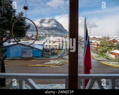 Vue depuis un hôtel sur les rues de Coyhaique, montagne enneigée Mt. Mackay, Patagonie, Chili Banque D'Images