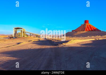 Bande transporteuse et stockage sous un dôme dans une mine de cuivre à ciel ouvert au Chili. Banque D'Images