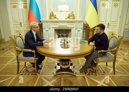 Kiev, Ukraine. 26 février 2024. Bulgarie le premier ministre Nikolaï Denkov, à gauche, et le président ukrainien Volodymyr Zelenskyy lors d’une rencontre bilatérale individuelle au Palais Mariinsky, le 26 février 2024 à Kiev, Ukraine. Crédit : Pool photo/Bureau de presse présidentiel ukrainien/Alamy Live News Banque D'Images