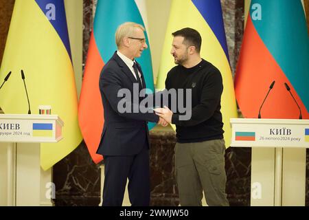 Kiev, Ukraine. 26 février 2024. Le président ukrainien Volodymyr Zelenskyy, à droite, serre la main au premier ministre bulgare Nikolaï Denkov, à gauche, après une conférence de presse conjointe au Palais Mariinsky, le 26 février 2024 à Kiev, en Ukraine. Crédit : Pool photo/Bureau de presse présidentiel ukrainien/Alamy Live News Banque D'Images