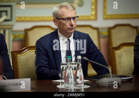 Kiev, Ukraine. 26 février 2024. Bulgarie le premier ministre Nikolaï Denkov écoute lors d'une réunion bilatérale élargie avec le président ukrainien Volodymyr Zelenskyy et des délégations au Palais Mariinsky, le 26 février 2024 à Kiev, Ukraine. Crédit : Pool photo/Bureau de presse présidentiel ukrainien/Alamy Live News Banque D'Images